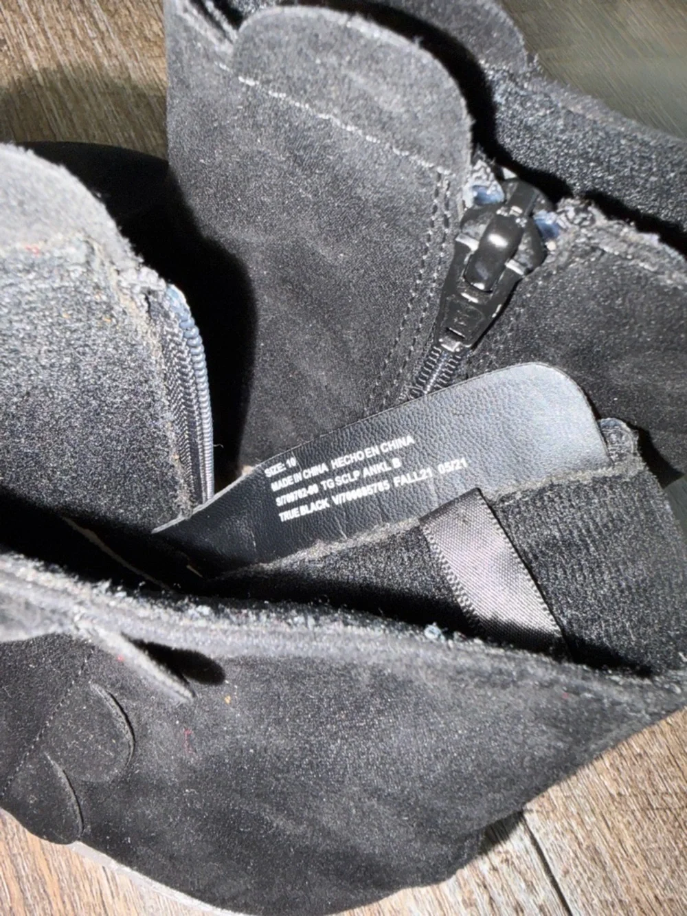 🌸 $10 SALE 🌸 Gap Black Suede Scallop Edge Ankle Boots